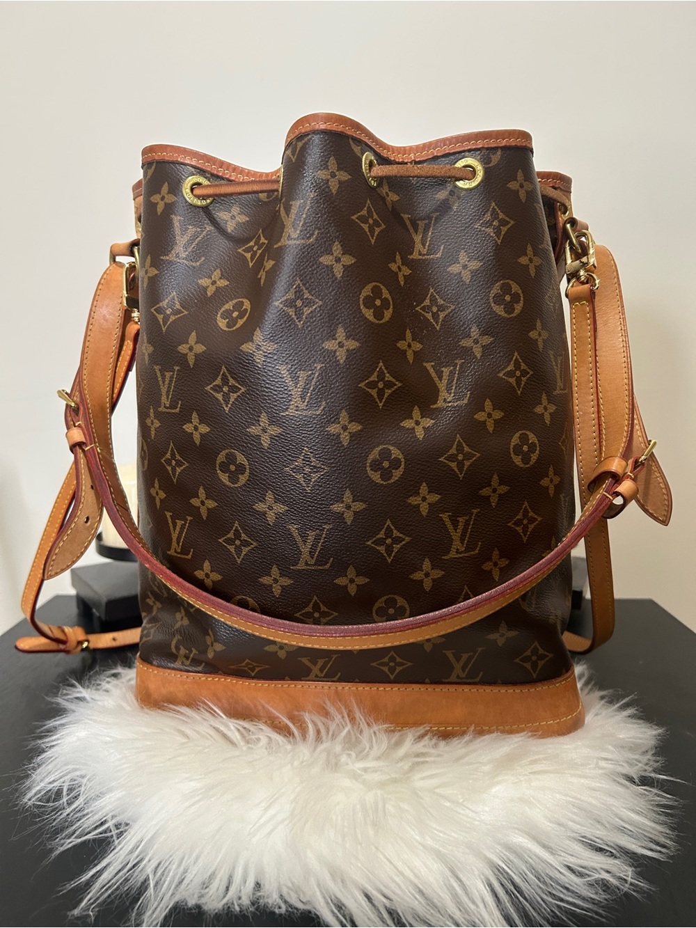 100% Authentic Louis Vuitton Noè Bucket Bag with Tan Leather Trim